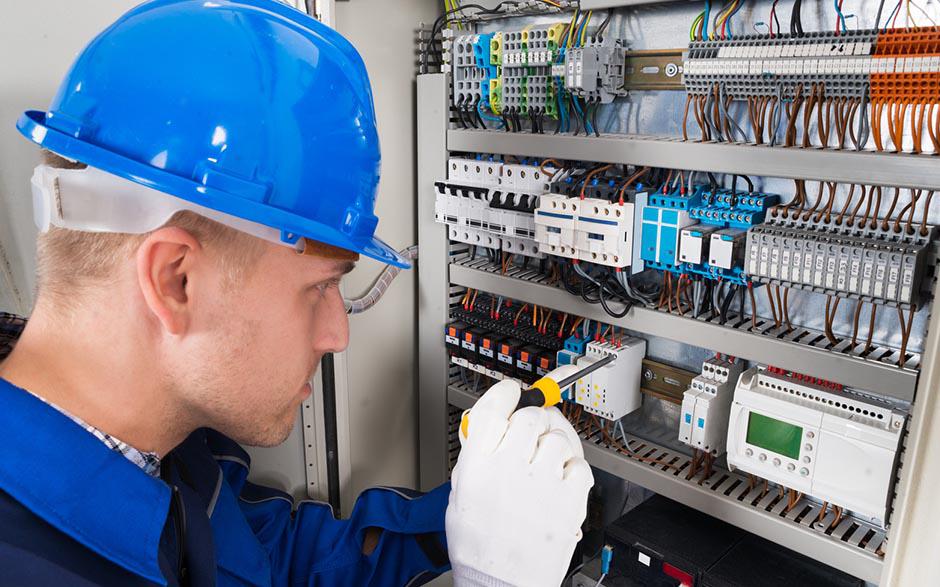 électricien dans le bâtiment Paris 2